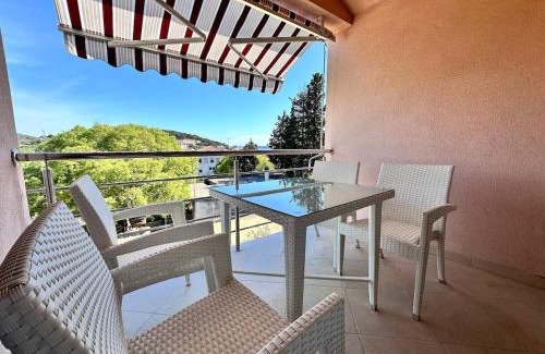 Tijesno Apartment | Spacious Apt in Tisno Near Garden Resort – 4 Min