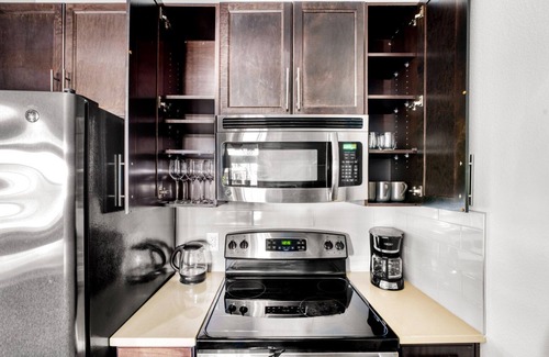 Gateway Apartment | Spacious Arboretum 1BR w/ Pool, Gym & W/D, nr retail, by Blueground