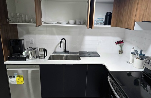 Southwest Edmonton House | 🏡 Spacious Basement Suite: 2 queen beds, Kitchen, Livingroom, Dining, Laundry