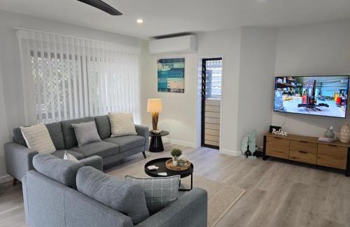 Lammermoor House | Spacious Beach Apartment Yeppoon - ARay at Cooee Bay - Apt B