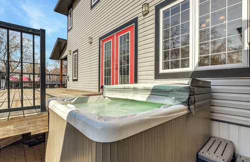 B-Say-Tah House | Spacious beach house oasis in the beautiful Qu’Appelle valley and lakes