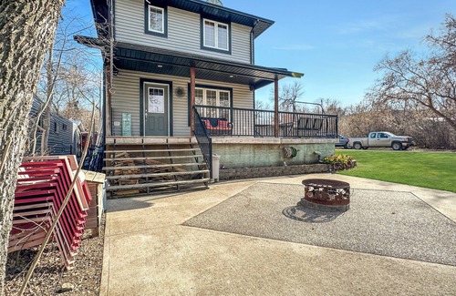 B-Say-Tah House | Spacious beach house oasis in the beautiful Qu’Appelle valley and lakes