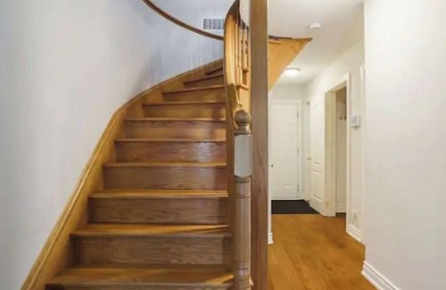 Humber Bay House | Spacious bed and Bath Near the Lake