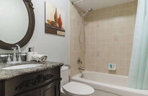 Humber Bay House | Spacious bed and Bath Near the Lake