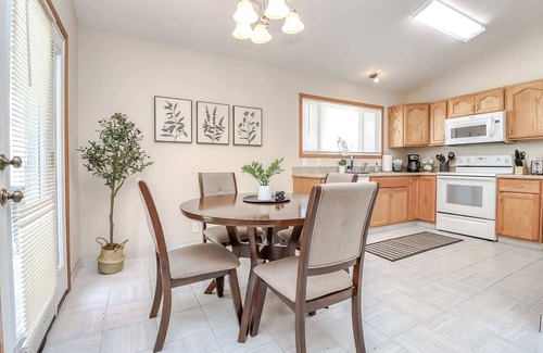 Lincoln House | Spacious Bedrooms 4bd 2b 9 guests BBQ Grill