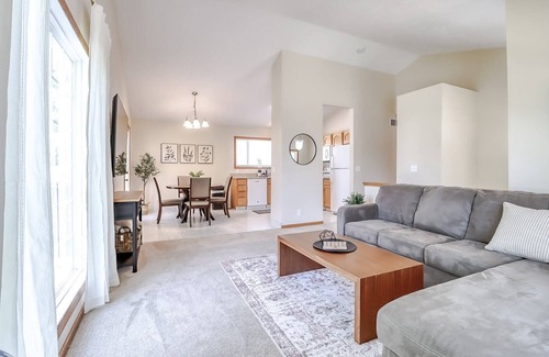 Lincoln House | Spacious Bedrooms 4bd 2b 9 guests BBQ Grill