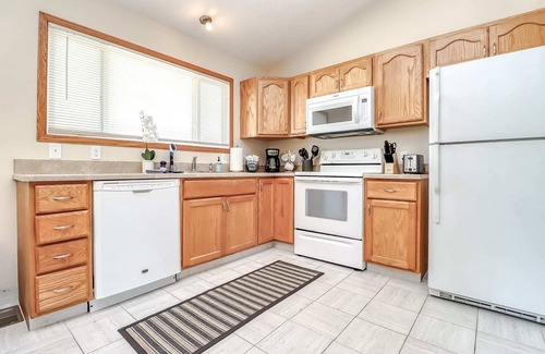 Lincoln House | Spacious Bedrooms 4bd 2b 9 guests BBQ Grill