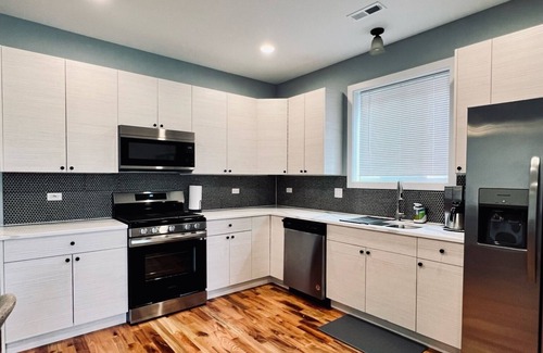 South Austin Apartment | Spacious brand new condo - 15 min from downtown Chicago! Sleeps 6