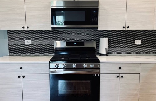 South Austin Apartment | Spacious brand new condo - 15 min from downtown Chicago! Sleeps 6