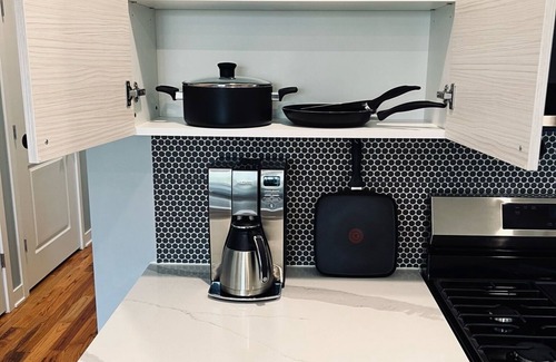 South Austin Apartment | Spacious brand new condo - 15 min from downtown Chicago! Sleeps 6
