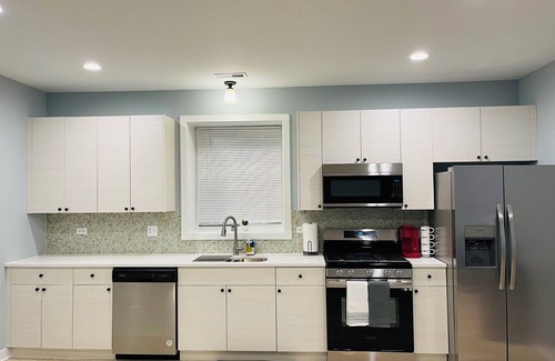 South Austin Apartment | Spacious brand new condo - 15 mins from downtown Chicago! Sleeps 4