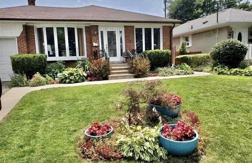 Etobicoke House | Spacious bright 2BD with Pool, 2 free parking-Ideal for longe stays
