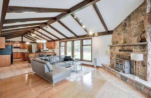 King House | Spacious~Bright~3BR~Pool~Foosball~Sauna