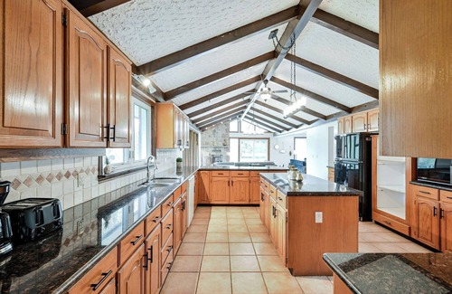 King House | Spacious~Bright~3BR~Pool~Foosball~Sauna