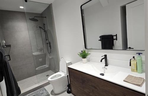 Halton Regional Municipality Apartment | Spacious Bright 9ft Ceiling with Private Entrance