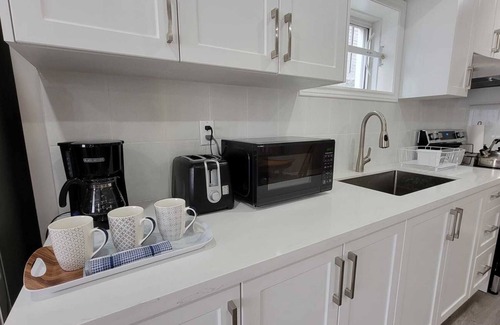 Richmond Hill Apartment | Spacious Bright Cozy 2 Bedroom Private Apartment