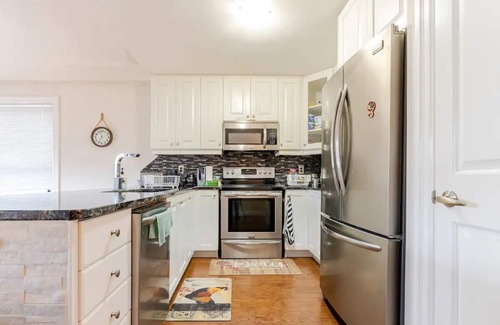 Peterborough House | Spacious & Bright Master Bedroom w/Queen Bed|5 Mins to Trent University & Hwy 7