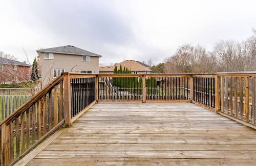 Peterborough House | Spacious & Bright Master Bedroom w/Queen Bed|5 Mins to Trent University & Hwy 7
