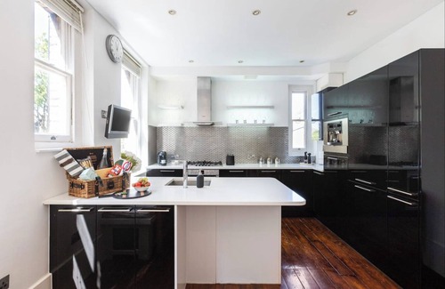 Hammersmith Apartment | Spacious bright two bedroom flat near Hammersmith Bridge