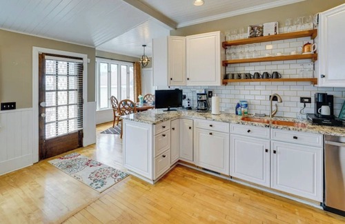 Grosse Pointe House | Spacious bungalow with 7 Beds in awesome Grosse Pointe Park!