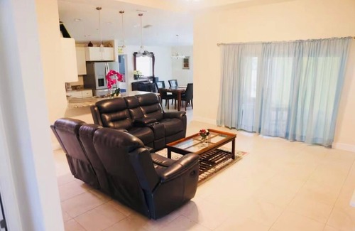 South Gulf Cove House | Spacious bungalow with 5 bedrooms and WiFi, AC in welcoming Port Charlotte
