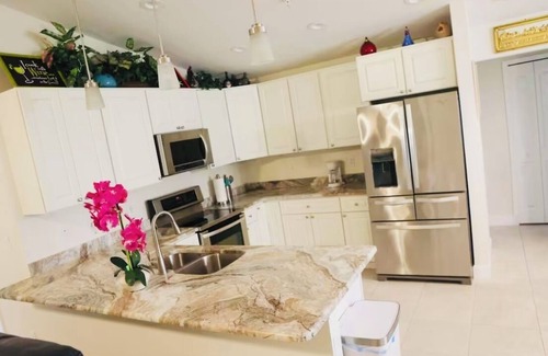 South Gulf Cove House | Spacious bungalow with 5 bedrooms and WiFi, AC in welcoming Port Charlotte
