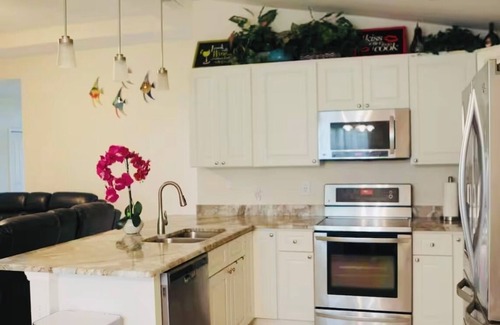 South Gulf Cove House | Spacious bungalow with 5 bedrooms and WiFi, AC in welcoming Port Charlotte