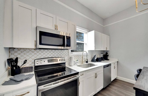 Ybor City House | [Spacious Bungalow] Modern & Cozy Comfort