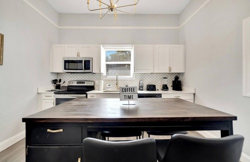 Ybor City House | [Spacious Bungalow] Modern & Cozy Comfort