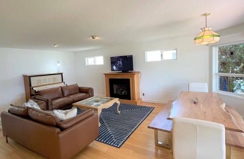 Salmon Arm House | Spacious Bungalow w/ Private Pathway to Shuswap Lake. Comes with Buoy!