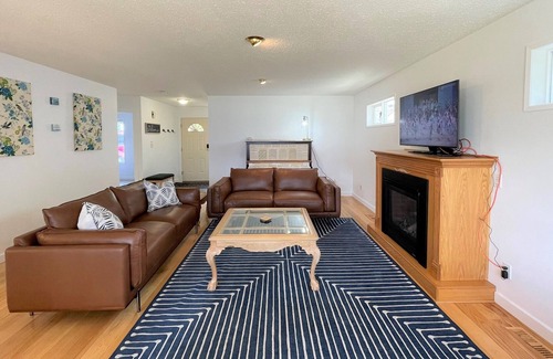Salmon Arm House | Spacious Bungalow w/ Private Pathway to Shuswap Lake. Comes with Buoy!