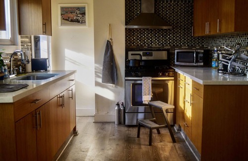 Oakland House | Spacious bungalow w/garden, office and fitness room