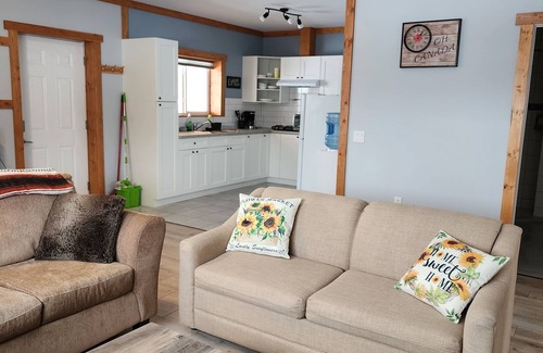 Pincher Creek Cabin | Spacious cabin near the Canadian Rockies, barrier free! Close to the Rockies