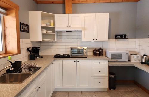 Pincher Creek Cabin | Spacious cabin near the Canadian Rockies, barrier free! Close to the Rockies