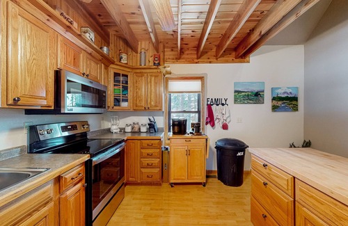 Lead Cabin | Spacious cabin near skiing with amazing view, hot tub, fireplaces, & decks