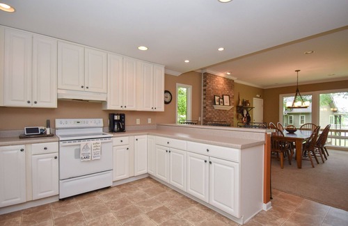 Alexander City House | Spacious Cabin on Lake Martin!
