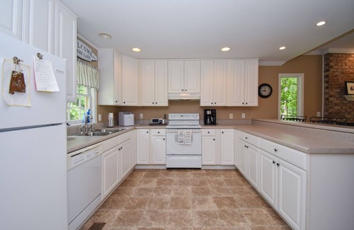 Alexander City House | Spacious Cabin on Lake Martin!