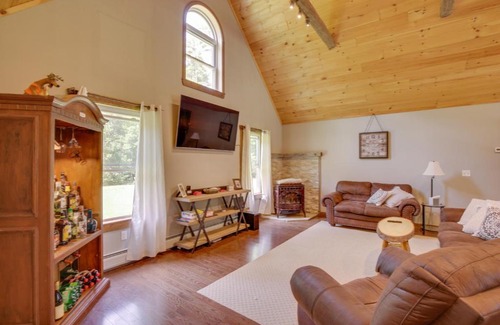 Oxford House | Spacious Cabin with Private Dock on Thompson Lake
