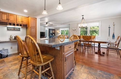 Ephraim Cabin | Spacious Captain's Quarters - Central Ephraim