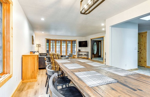 Waupaca House | Spacious Chain O' Lakes Retreat w/Deck & Fire Pit