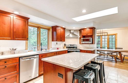 Waupaca House | Spacious Chain O' Lakes Retreat w/Deck & Fire Pit