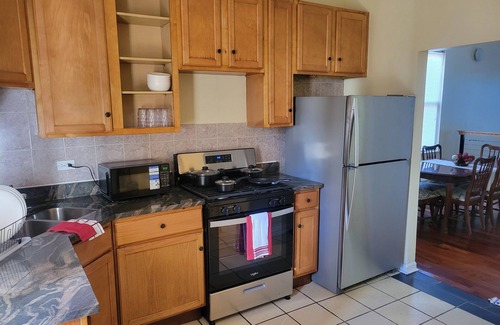 Greater Grand Crossing Apartment | Spacious Charming 4BD/2BTH in Woodlawn Near the University of Chicago!