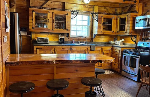 Waterford Cabin | Spacious & Charming Cabin - Close to Ski/Lakes!