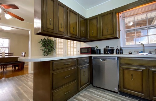 Bloomingdale House | Spacious, Charming & Serene Family Haven ~ Parking