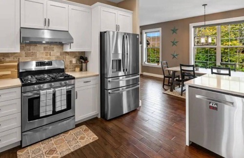 Four Corners House | Spacious & Chic - Close to Downtown Hot springs Big Sky Nature