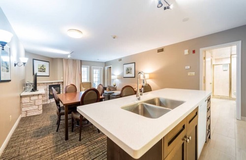 Oro-Medonte Apartment | Spacious Club Suite: King Bed, Jacuzzi, Pool, BBQ