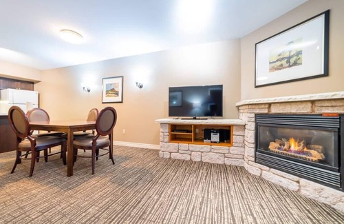 Oro-Medonte Apartment | Spacious Club Suite: King Bed, Jacuzzi, Pool, BBQ
