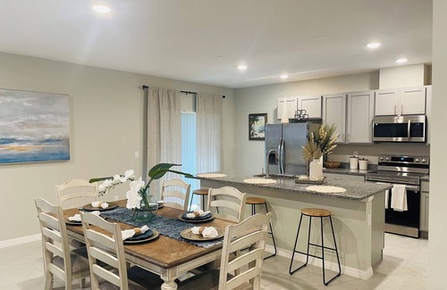 Sebastian Highlands House | Spacious coastal 4-bedroom house in Sebastian with AC, WiFi, and game room.