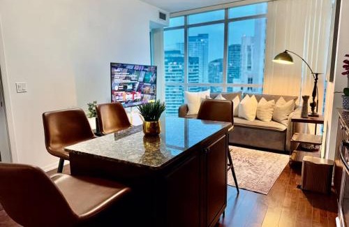 Fort York House | Spacious Comfort in City Center - Free Parking