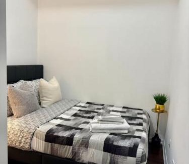 Fort York House | Spacious Comfort in City Center - Free Parking